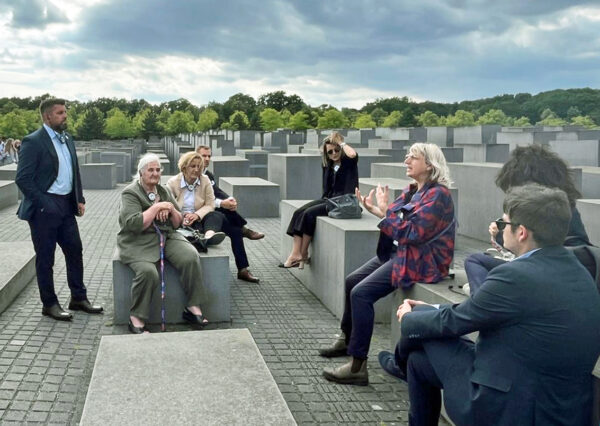 2025 06 24 Führung Stelenfeld Tanja Lenuweit
