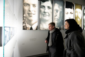 Litauische Ministerpräsidentin Inga Ruginiené und Uwe Neumärker im Ort der Information © Botschaft der Republik Litauen, Foto: Laima Penek