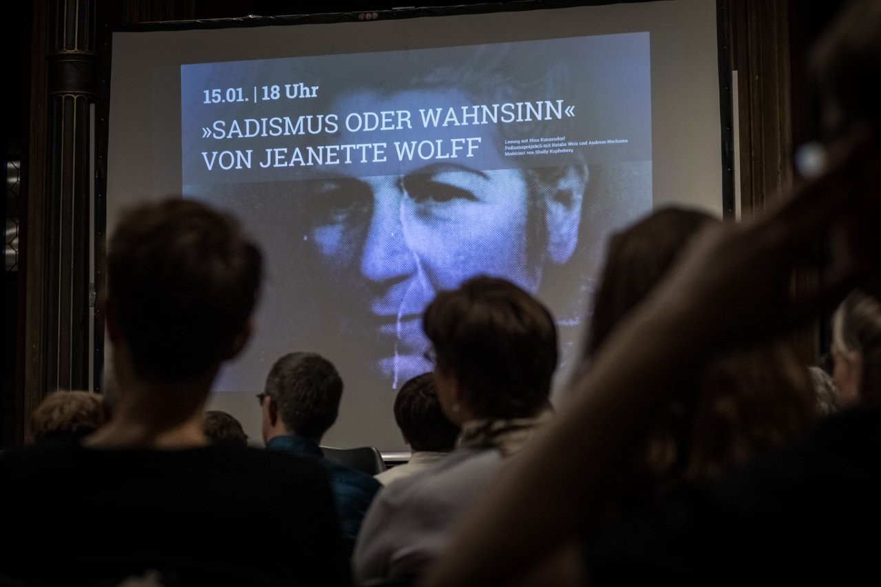 »Sadismus oder Wahnsinn« von Jeanette Wolff – Lesung mit Nina Kunzendorf