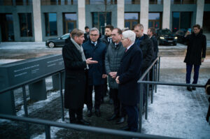 Stiftungsdirektor Uwe Neumärker begrüßt EU-Kommissar Magnus Brunner, Bundesinnenminister Alexander Dobrindt und den Vorsitzenden des Zentralrats der Juden Bernd Schuster am Eingang zur Ausstellung © BMI, Foto: Henning Schacht