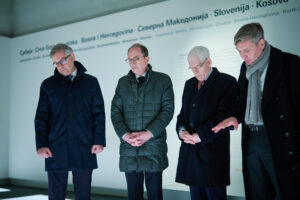 EU-Kommissar Brunner, Bundesinnenminister Dobrindt, Zentralratsvorsitzender Schuster und Stiftungsdirektor Neumärker im Raum der Dimensionen © BMI, Foto: Henning Schacht