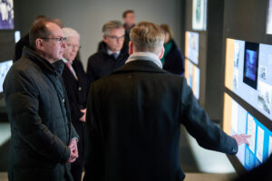 EU-Kommissar Brunner, Bundesinnenminister Dobrindt, Zentralratsvorsitzender Schuster und Stiftungsdirektor Neumärker im Raum der Familien © BMI, Foto: Henning Schacht