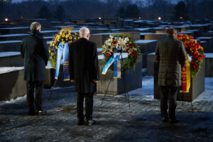 Bundesinnenminister Dobrindt, der Vorsitzende des Zentralrats der Juden Schuster und EU-Kommissar Brunner legen zum Gedenken an den Holocaust gemeinsam Kränze am Stelenfeld in Berlin nieder © BMI, Foto: Henning Schacht
