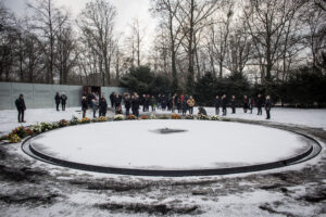 Gedenken am Denkmal für die im Nationalsozialismus ermordeten Sinti und Roma Europas © Stiftung Denkmal, Foto: Marko Priske