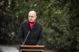 Michael Brand, Antiziganismusbeauftragter der Bundesregierung, sprach am Denkmal für die im Nationalsozialismus ermordeten Sinti und Roma Europas © Stiftung Denkmal, Foto: Marko Priske