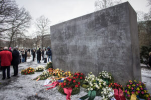 Stilles Gedenken am Denkmal für die im Nationalssozialismus verfolgten Homosexuellen © Stiftung Denkmal, Foto: Marko Priske