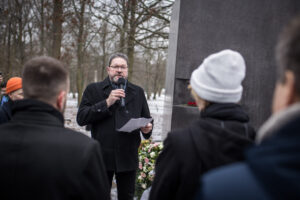 Ulrich Keßler begleitete das Stille Gedenken am Denkmal für die im Nationalssozialismus verfolgten Homosexuellen © Stiftung Denkmal, Foto: Marko Priske