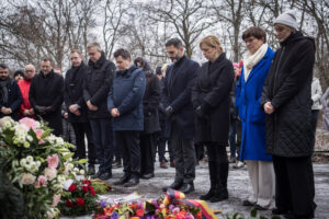 Stilles Gedenken am Denkmal für die im Nationalssozialismus verfolgten Homosexuellen © Stiftung Denkmal, Foto: Marko Priske