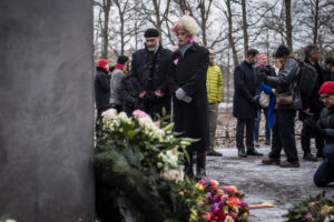 Stilles Gedenken am Denkmal für die im Nationalssozialismus verfolgten Homosexuellen © Stiftung Denkmal, Foto: Marko Priske