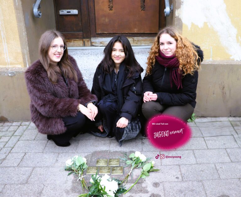 Lana Horvat, Jael Nguyen und Tarja Lucia Rapecki mit den verlegten Stolpersteinen (Foto: Sina Brunner)
