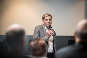 6. Oktober 2026, Zeitzeugengespräch mit Christian Pfeil im Ort der Information, Uwe Neumärker begrüßt die Gäste. © Stiftung Denkmal, Foto Marko Priske
