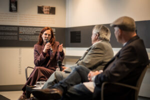 6. Oktober 2026, Zeitzeugengespräch mit Christian Pfeil im Ort der Information; Christian Pfeil und Sacha Höhn im Gespräch mit Jana Mechelhoff-Herezi © Stiftung Denkmal, Foto Marko Priske