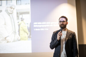 7. Oktober 2026, Zeitzeugengbegegnung mit Schülerinnen und Schülern mit Christian Pfeil im Ort der Information, Darius Elahi © Stiftung Denkmal, Foto Marko Priske