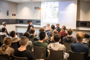 7. Oktober 2026, Zeitzeugengbegegnung mit Schülerinnen und Schülern mit Christian Pfeil im Ort der Information © Stiftung Denkmal, Foto Marko Priske
