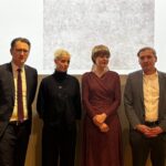 v. l. n. r.: Jochen Schmidt, Direktor der Landeszentrale für politische Bildung, Anna Menzel, Studentin für Schauspiel an der Hochschule für Musik und Theater Rostock, Staatssekretärin Susanne Bowen, Ministerium für Wissenschaft, Kultur, Bundes- und Europaangelegenheiten, Uwe Neumärker, Direktor der Stiftung Denkmal für die ermordeten Juden Europas, Rostock, 10. Feburar 2026, © Landeszentrale für politische Bildung