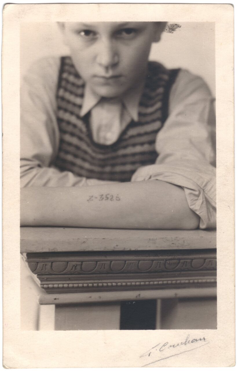 Vermutlich Winter 1945: Das Foto entsteht für den Suchdienst des Internationalen Roten Kreuzes. Erst im Dezember 1946 machen seine Eltern Mano Höllenreiner anhand der Nummer ausfindig. © Familienbesitz Höllenreiner