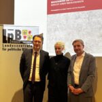 v. l. n. r.: Jochen Schmidt, Direktor der Landeszentrale für politische Bildung, Anna Menzel, Studentin für Schauspiel an der Hochschule für Musik und Theater Rostock, Uwe Neumärker, Direktor der Stiftung Denkmal für die ermordeten Juden Europas, Rostock, 10. Feburar 2026, © Landeszentrale für politische Bildung