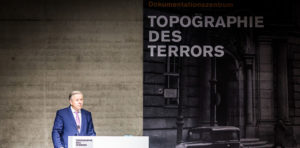 Ausstellungseroeffnung Es Brennt