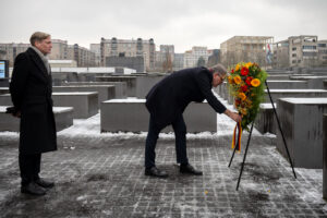 Kulturstaatsminister Wolfram Weimer und Uwe Neumärker am Denkmal für die ermordeten Juden Europas © BKM, Foto: Tobias Bohm