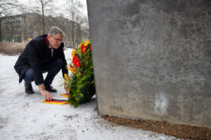 Kulturstaatsminister Wolfram Weimer am Denkmal für die im Nationalsozialismus verfolgten Homosexuellen © BKM, Foto: Tobias Bohm