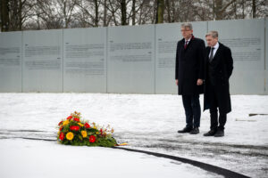 Kulturstaatsminister Wolfram Weimer und Uwe Neumärker am Denkmal für die im Nationalsozialismus ermordeten Sinti und Roma Europas © BKM, Foto: Tobias Bohm
