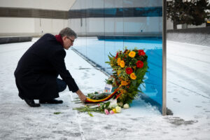 Kulturstaatsminister Wolfram Weimer am Gedenkort für die Opfer der NS-›Euthanasie‹-Morde © BKM, Foto: Tobias Bohm