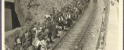 Bild 1 Ankunft jüdischer Häftlinge am Bahnhof in Karya, April 1943 © Sammlung Andreas Assael
