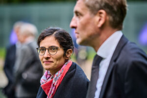 Bahar Haghanipour (Vizepräsident des Abgeordnetenhauses von Berlin) u. Uwe Neumärker, © Stiftung Denkmal, Foto: Mike Schmidt