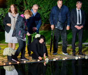 V. links: Manja Schuecker-Weiss, Petra Pau (ehemalige Vizepräsidentin des Deutschen Bundestages), Günter Jeschonnek, Petra Rosenberg, Romeo Franz (Vorsitzender der Bundesvereinigung der Sinti und Roma), Uwe Neumärker, © Stiftung Denkmal, Foto: Mike Schmidt