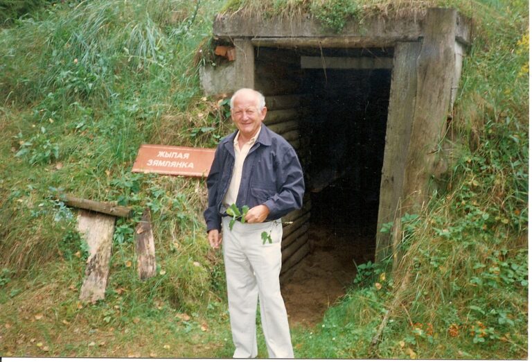 Jack Kagan vor einer Wohnunterkunft am ehemaligen Stützpunkt der Bielski-Partisanen, Nalibocka-Wald, 1992, © Jack Kagan