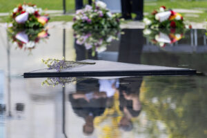 Gedenken am 2. August 2026, am Denkmal für Sinti und Roma © Stiftung Denkmal, Foto Thomas Rafalzyk
