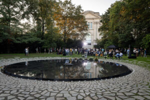 Gedenken am 2. August 2026, am Denkmal für Sinti und Roma © Stiftung Denkmal, Foto Thomas Rafalzyk