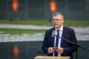 Gedenken am 2. August 2026, am Denkmal für Sinti und Roma, Uwe Langhals © Stiftung Denkmal, Foto Thomas Rafalzyk