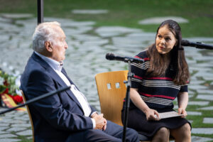 Gedenken am 2. August 2026, am Denkmal für Sinti und Roma, Zeitzeuge Robert E. im Gespräch mit Agnes Krumwiede © Stiftung Denkmal, Foto Thomas Rafalzyk