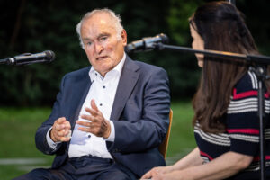 Gedenken am 2. August 2026, am Denkmal für Sinti und Roma, Zeitzeuge Robert E. im Gespräch mit Agnes Krumwiede © Stiftung Denkmal, Foto Thomas Rafalzyk