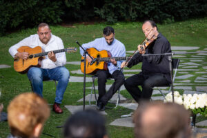ErinnerGedenken am 2. August 2026, am Denkmal für Sinti und Roma, Daniel Weltlinger (Geige), Giovanni Steinbach (Gitarre), und Santino Bamberger (ebenfalls Gitarre) © Stiftung Denkmal, Foto Thomas Rafalzyk ungsVA-02. August 2026-076