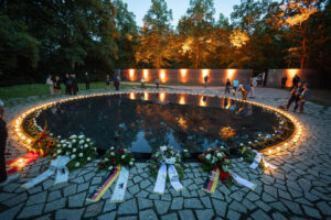 Gedenken am 2. August 2026, am Denkmal für Sinti und Roma © Stiftung Denkmal, Foto Thomas Rafalzyk
