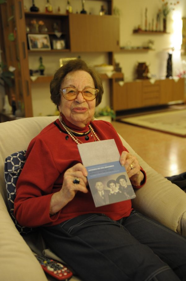 Israel, April 2022, Ruth hält ihren Zeitzeugenbericht in der Hand, Foto: Matthias Krones