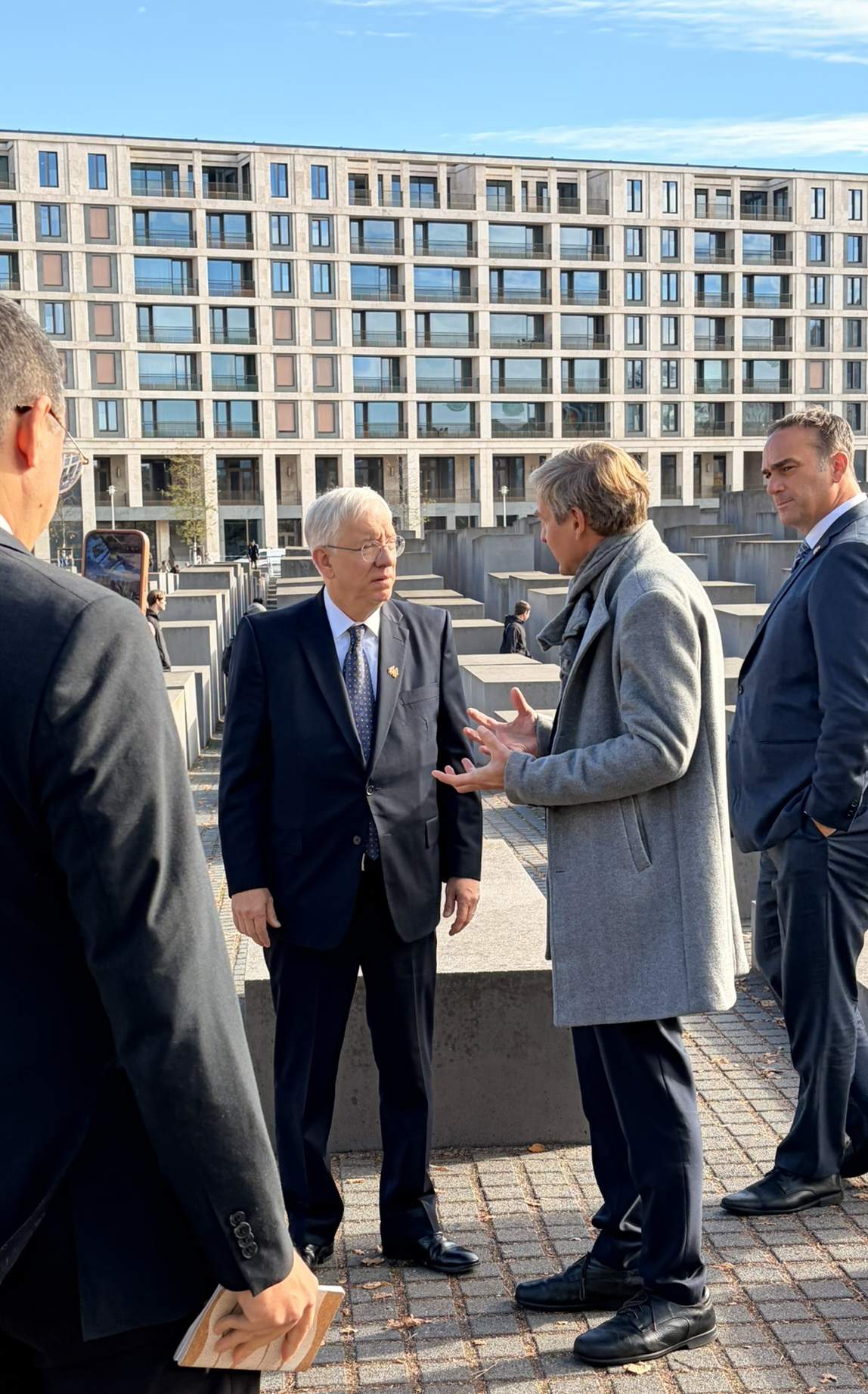Kanadischer Parlamentspräsident besucht Holocaust-Denkmal