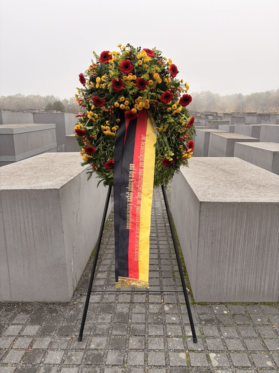 Dr. h. c. Katharina von Schnurbein, Beauftragte der Bundesregierung für jüdisches Leben in Deutschland und den Kampf gegen Antisemitismus gedenkt am Holocaust-Denkmal in Berlin © Stiftung Denkmal