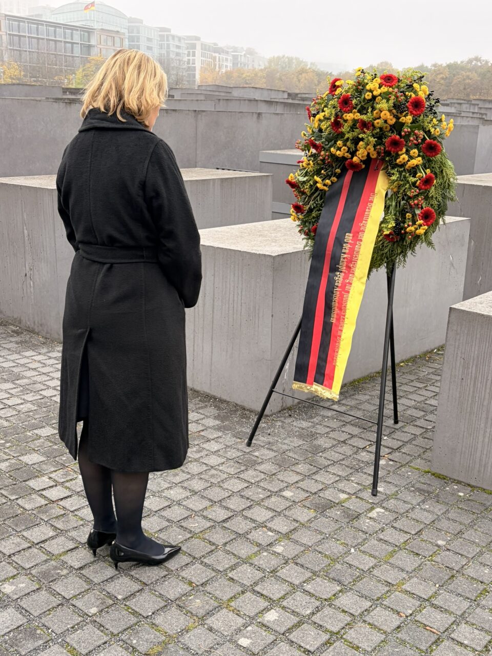 Dr. h. c. Katharina von Schnurbein, Beauftragte der Bundesregierung für jüdisches Leben in Deutschland und den Kampf gegen Antisemitismus gedenkt am Holocaust-Denkmal in Berlin © Stiftung Denkmal