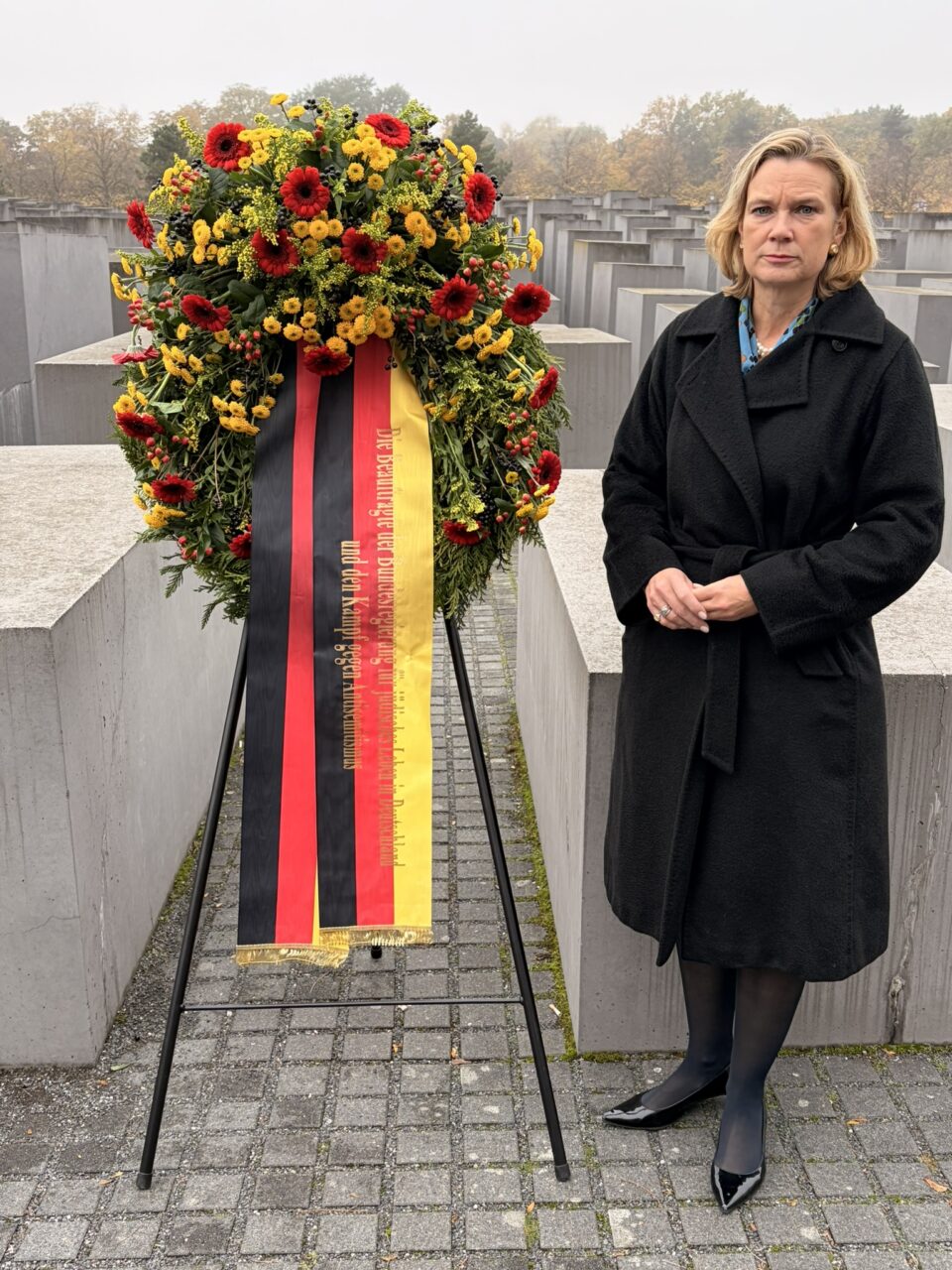 Dr. h. c. Katharina von Schnurbein, Beauftragte der Bundesregierung für jüdisches Leben in Deutschland und den Kampf gegen Antisemitismus gedenkt am Holocaust-Denkmal in Berlin © Stiftung Denkmal