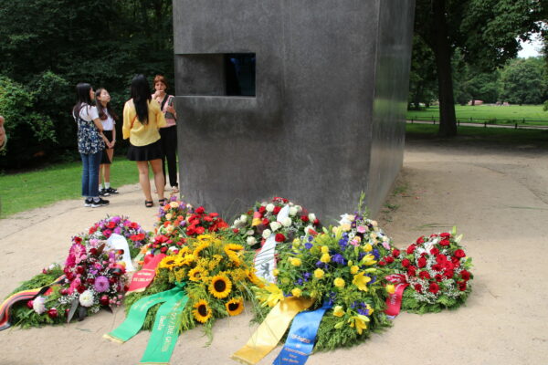 Kranzniederlegung am Denkmal für die im Nationalsozialismus verfolgten Homosexuellen