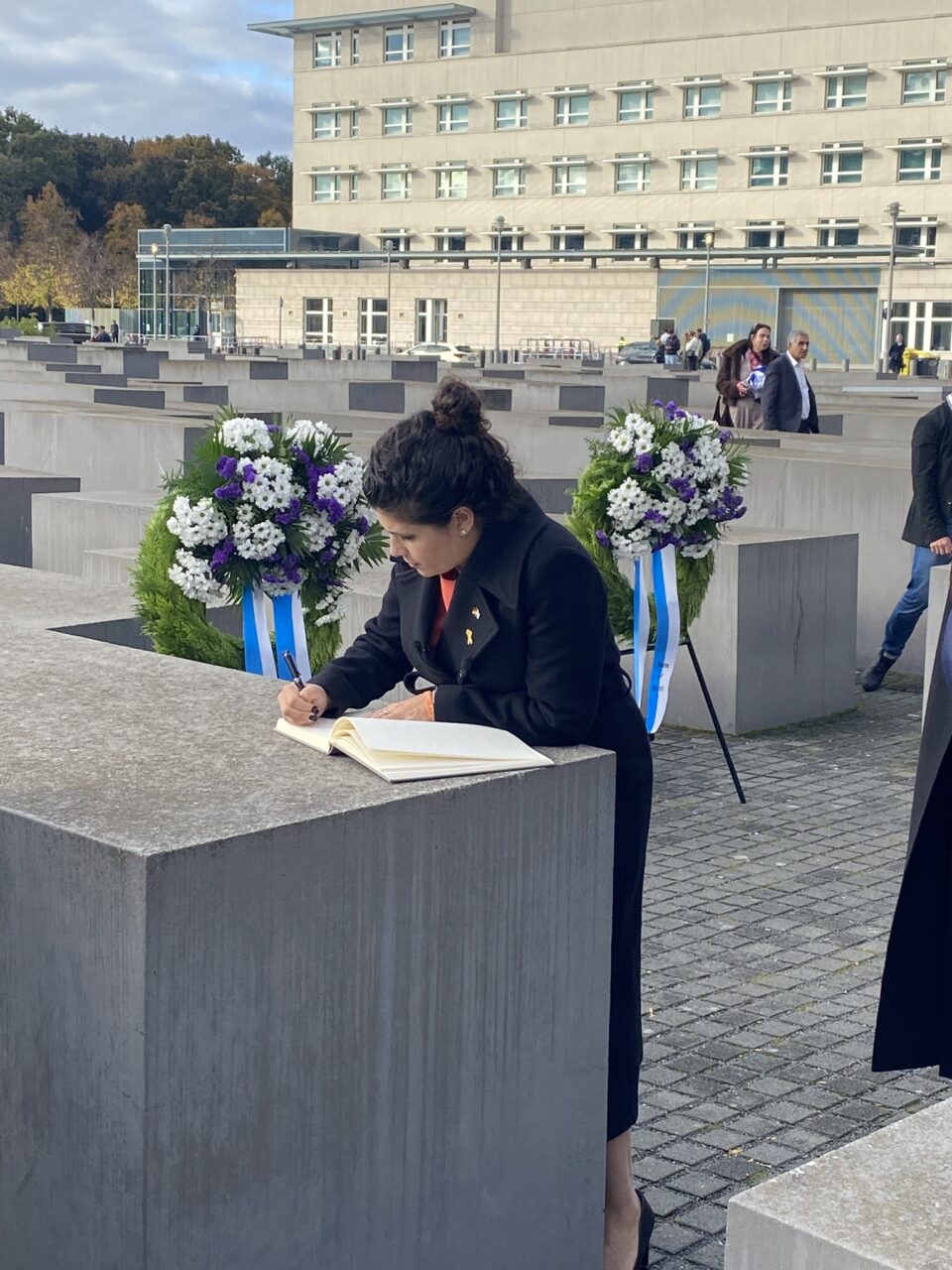 Besuch von Sharren Haskel, Vize-Außenministerin von Israel, am Holocaust-Denkmal