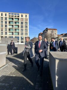 Berlin, 25. Februar 2026, Stiftungsdirektor mit dem beglischen Außenminister am Denkmal für die ermordeten Juden Europas, © Stiftung Denkmal
