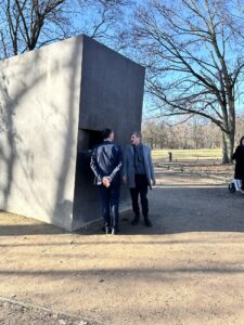 Berlin, 25. Februar 2026, v.ln.r.: Der beglische Außenminister, Maxime Prévot, mit dem Stiftungsdirketor, Uwe Neumärker, am Denkmal für die verfolgten Homosexuellen, © Stiftung Denkmal