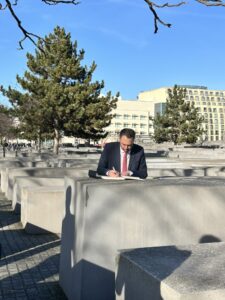 Berlin, 25. Februar 2026, belgischer Außenminister trägt sich in das Gästebuch des Denkmals ein, © Stiftung Denkmal