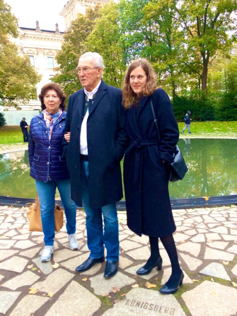 Berlin, Denkmal für die im Nationalsozialismus ermordeten Sinti und Roma Europas: Else und Mano Höllenreiner mit Jana Mechelhoff-Herezi. © RomaTrial e.V.