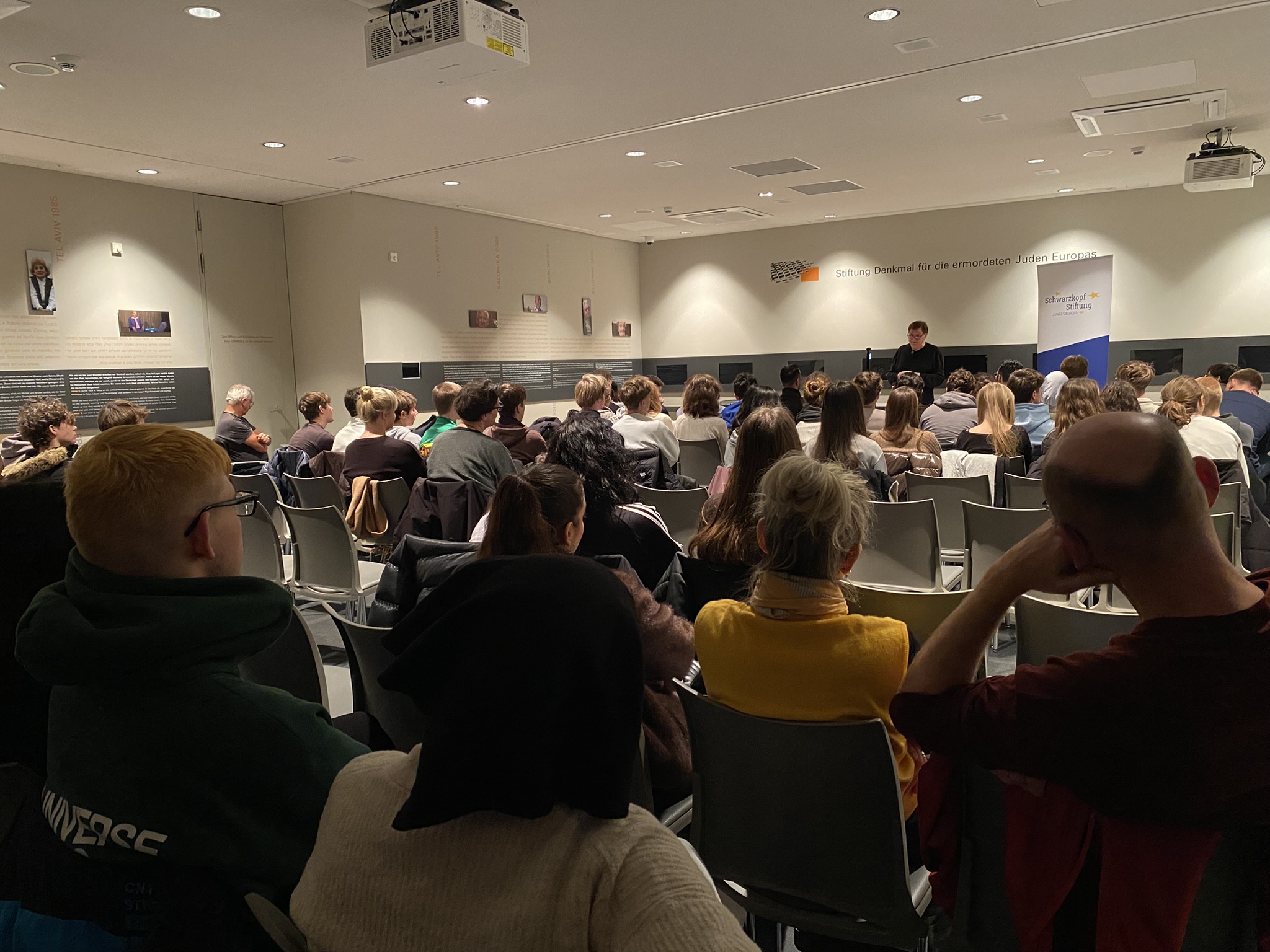 Schüler/-innen-Zeitzeugenbegegnung – »Man muss laut bleiben, laut! Damit es nicht vergessen wird!«