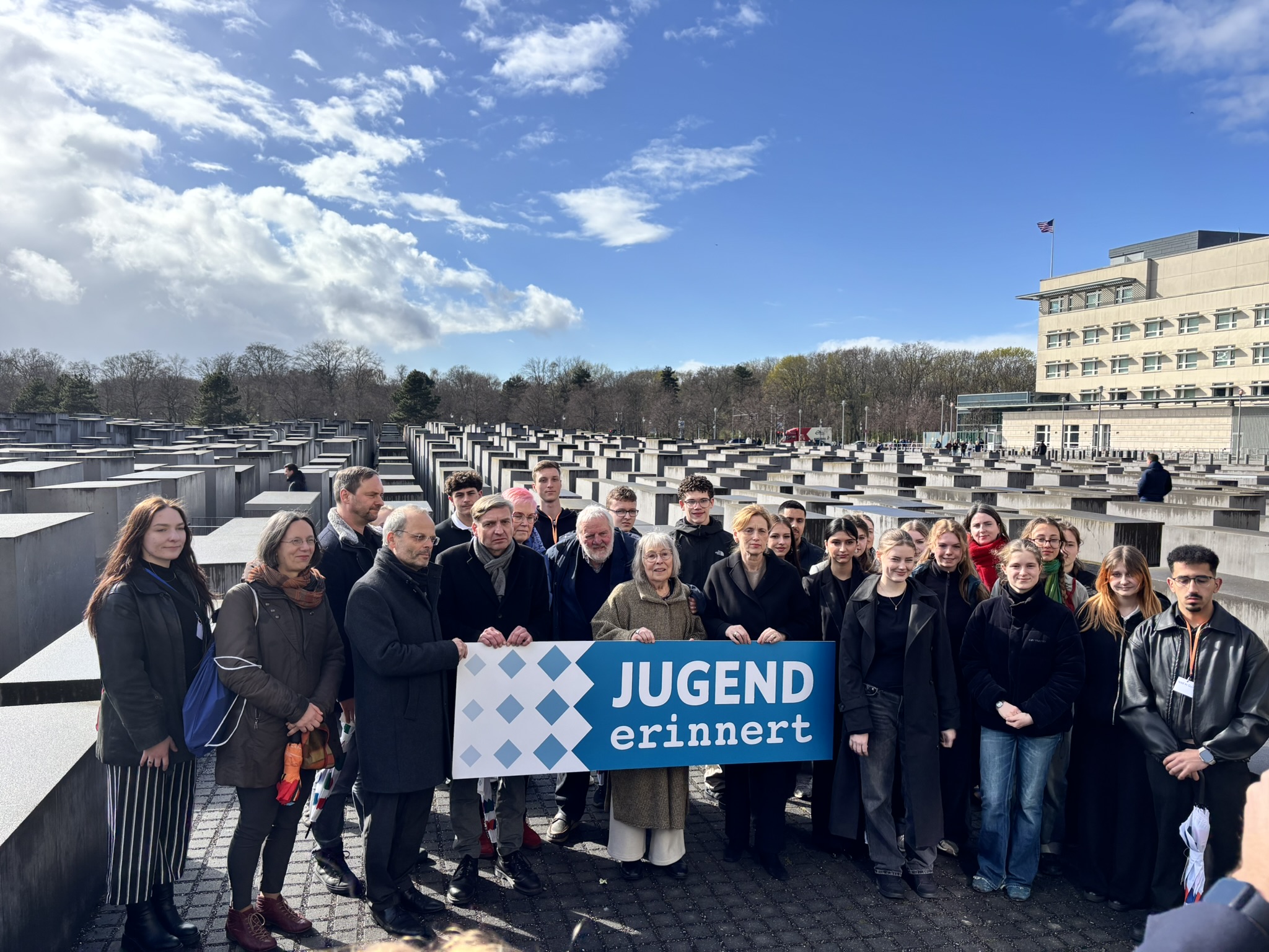 Karin Prien, Erich und Roswitha Bethe sowie Jugendgruppen aus Gera und Berlin legen Blumen am Holocaust-Denkmal nieder